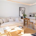 Boutique Apartment With Sun Terrace & Sea Views 아파트
